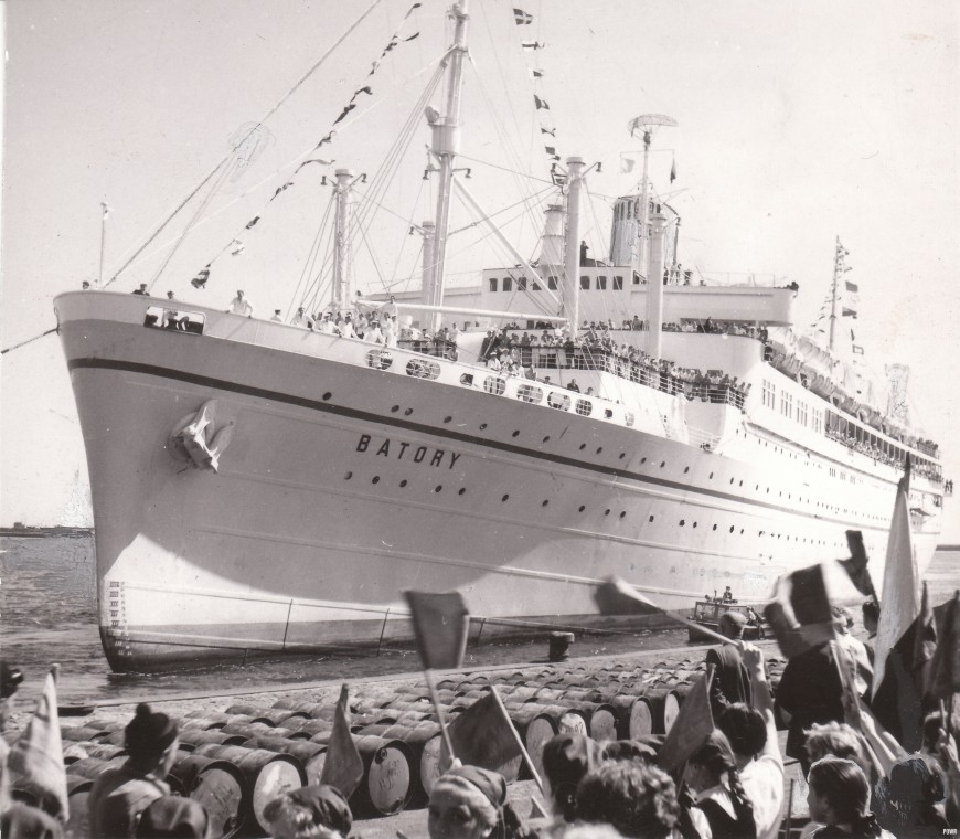 "Batory" wypływa z Gdyni w swój pierwszy rejs do Indii i Pakistanu. Na pierwszym planie, oprócz żegnających go osób, setki beczek z paliwem, które nie zmieściły się na statku.