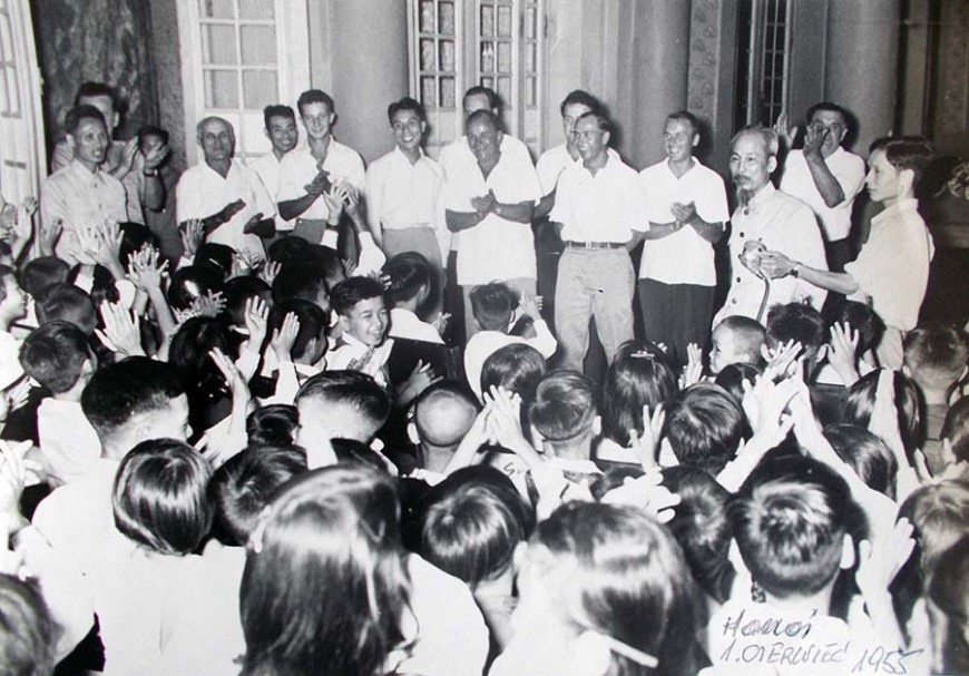 Spotkanie przedstawicieli załogi m /s Curie Skłodowska z przywódcami Wietnamu odbyło się 1 czerwca, a więc również z obchodzącą swoje święto młodzieżą.