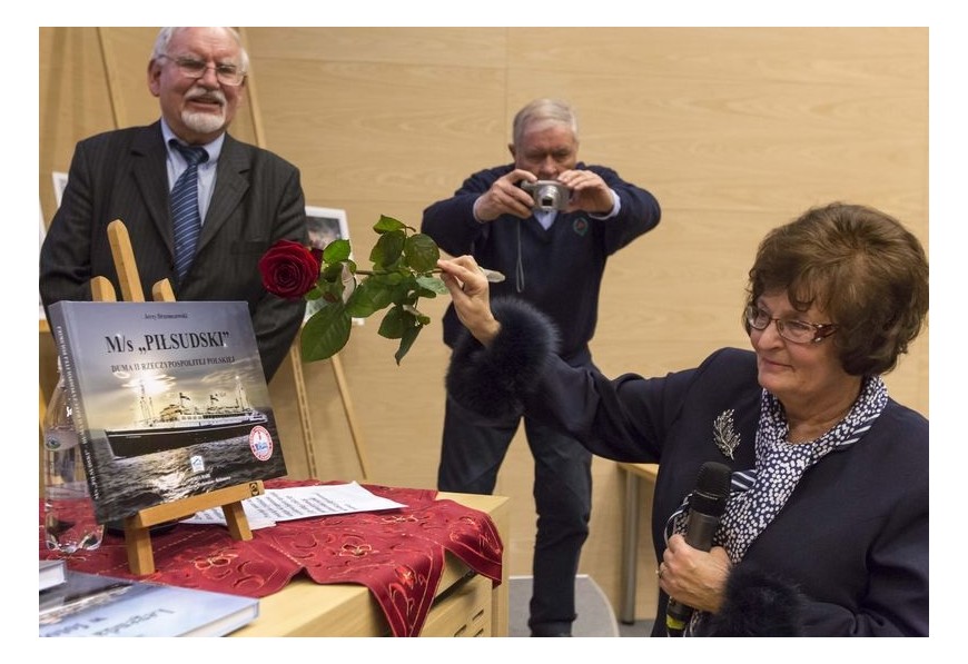 Matka chrzestna Wanda Szulewska-Drzemczewska, żona autora "woduje" album