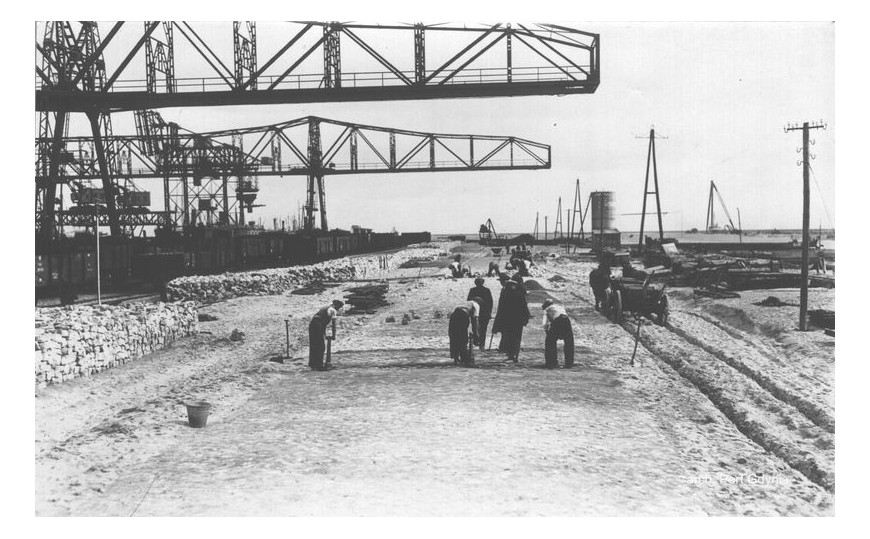 Budowa nabrzeża Szwedzkiego portu gdyńskiego w 1926 r.