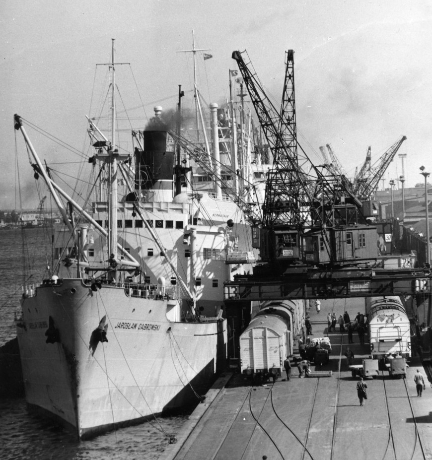 Najnowocześniejszym statkiem PLO był wtedy zatrudniony na linii Gdynia-Londyn/Hull „Jarosław Dąbrowski” zbudowany w 1951 r. w brytyjskiej stoczni Blyth Dry Dock parowiec opalany węglem.