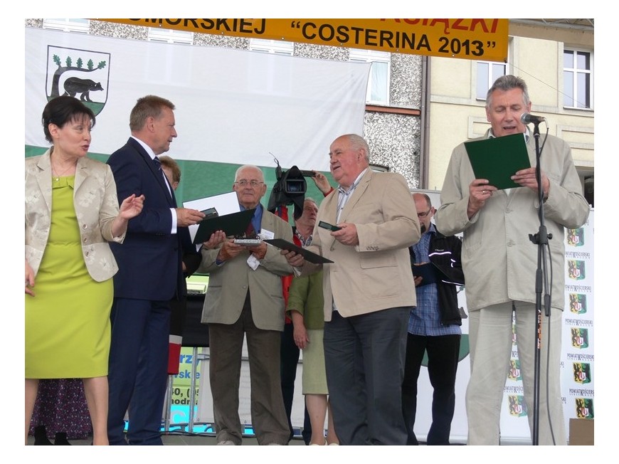 Nagrodę z rąk burmistrza Kościerzyny Zdzisława Czuchy i dyrektor biblioteki miejskiej w Kościerzynie Gabrieli Bieleckiej-Homel odbiera Franciszek Necel.